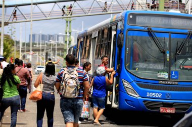 Salvador, Bahia / Brezilya - 21 Eylül 2016: Salvador şehrindeki Avenida Luiz Viana 'da insanlar araç ve otobüs durağıdır..