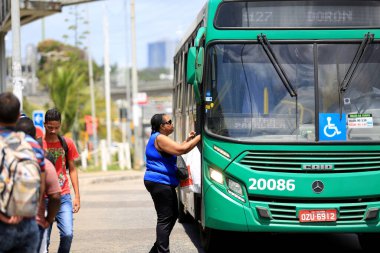 Salvador, Bahia / Brezilya - 21 Eylül 2016: Salvador şehrindeki Avenida Luiz Viana 'da insanlar araç ve otobüs durağıdır..