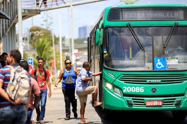 Salvador, Bahia / Brezilya - 21 Eylül 2016: Salvador şehrindeki Avenida Luiz Viana 'da insanlar araç ve otobüs durağıdır..