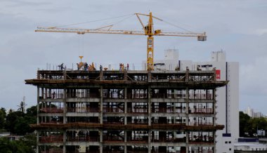 Salvador, Bahia / Brezilya - 7 Mart 2017: Salvador 'daki Cabula Mahallesi' nde vinci inşa ederken görüldü..