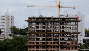 Salvador, Bahia / Brezilya - 7 Mart 2017: Salvador 'daki Cabula Mahallesi' nde vinci inşa ederken görüldü..