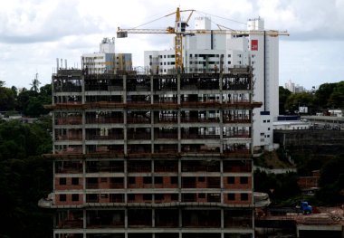 Salvador, Bahia / Brezilya - 7 Mart 2017: Salvador 'daki Cabula Mahallesi' nde vinci inşa ederken görüldü..