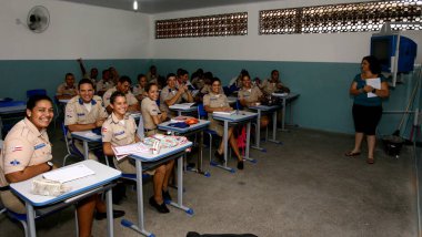Itabuna, Bahia / Brezilya - 6 Şubat 2012: Colegio da Policia Militar öğrencileri Itabuna şehrindeki sınıfta görüldü..