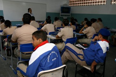 Itabuna, Bahia / Brezilya - 6 Şubat 2012: Colegio da Policia Militar öğrencileri Itabuna şehrindeki sınıfta görüldü..