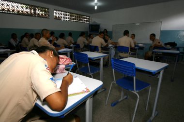 Itabuna, Bahia / Brezilya - 6 Şubat 2012: Colegio da Policia Militar öğrencileri Itabuna şehrindeki sınıfta görüldü..