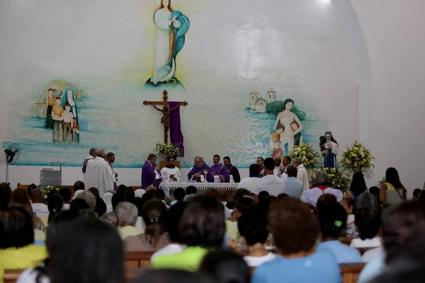 拯救者 Salvador Bahia Brazil 2017年3月13日 人们在萨尔瓦多市的圣都阿里奥大教堂 Santuario Blessed Santa Dulce — 图库照片