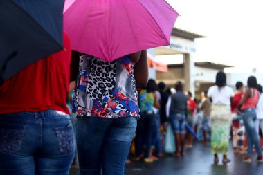 Salvador, Bahia / Brezilya - 14 Ağustos 2014: Kadınlar, Salvador kentindeki Mata Escura Mahallesi 'ndeki eyalet cezaevi kompleksinde tutuklu arkadaşlarının özel görüşü için sırada bekliyorlar..