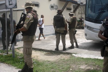 Porto Seguro, Bahia / Brezilya - 1 Aralık 2011: Askeri polis memurları Porto Seguro Polis Kompleksi 'nden Teixaira de Freitas Presidio' suna nakledilirken görüldü..