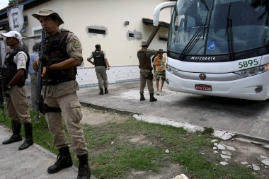 Porto Seguro, Bahia / Brezilya - 1 Aralık 2011: Askeri polis memurları Porto Seguro Polis Kompleksi 'nden Teixaira de Freitas Presidio' suna nakledilirken görüldü..