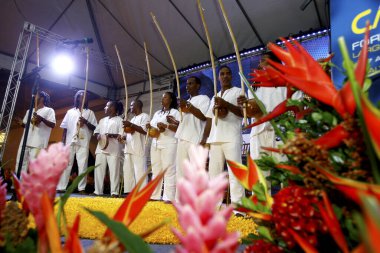 Salvador, Bahia / Brezilya - 7 Ağustos 2014: Orquestra de Berimbau 'nun Salvador' daki Santo Antonio Alem do Carmo semtindeki Forte de Capoeira 'daki açılış etkinliği sırasında sunumu.