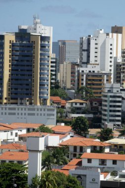 Salvador, Bahia / Brezilya - 10 Nisan 2017: Salvador kentindeki Caminho das Arvores mahallesindeki binaların ve evlerin havadan görünüşü.