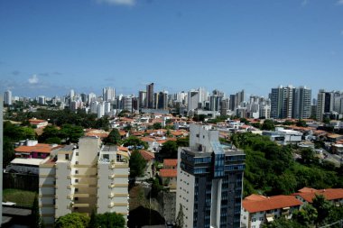 Salvador, Bahia / Brezilya - 10 Nisan 2017: Salvador kentindeki Caminho das Arvores mahallesindeki binaların ve evlerin havadan görünüşü.
