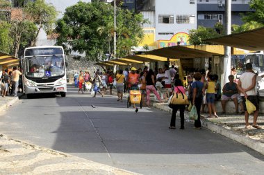 Salvador, Bahia / Brezilya - 2 Mayıs 2014: Yolcular Salvador kentindeki Barroquinha Otobüs Terminali 'nde toplu otobüs beklerken görüldü..