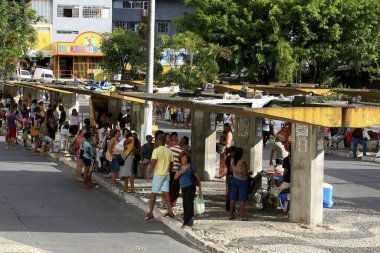 Salvador, Bahia / Brezilya - 2 Mayıs 2014: Yolcular Salvador kentindeki Barroquinha Otobüs Terminali 'nde toplu otobüs beklerken görüldü..