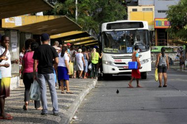 Salvador, Bahia / Brezilya - 2 Mayıs 2014: Yolcular Salvador kentindeki Barroquinha Otobüs Terminali 'nde toplu otobüs beklerken görüldü..