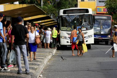 Salvador, Bahia / Brezilya - 2 Mayıs 2014: Yolcular Salvador kentindeki Barroquinha Otobüs Terminali 'nde toplu otobüs beklerken görüldü..