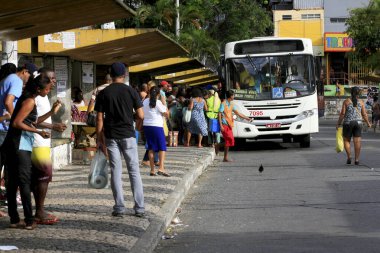 Salvador, Bahia / Brezilya - 2 Mayıs 2014: Yolcular Salvador kentindeki Barroquinha Otobüs Terminali 'nde toplu otobüs beklerken görüldü..