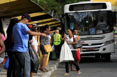 Salvador, Bahia / Brezilya - 2 Mayıs 2014: Yolcular Salvador kentindeki Barroquinha Otobüs Terminali 'nde toplu otobüs beklerken görüldü..