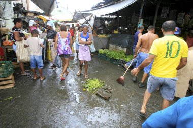 Salvador, Bahia / Brezilya - 18 Mayıs 2014: Salvador 'daki Sao Joaquim fuarında çamur ve bir sürü pislik görüldü..