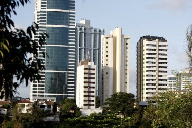 Salvador, Bahia / Brezilya - 29 Eylül 2016: Salvador kentindeki Caminho das Arvores mahallesindeki yerleşim ve ticari binaların manzarası.