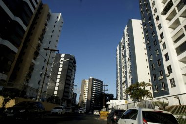 Salvador, Bahia / Brezilya - 29 Eylül 2016: Salvador kentindeki Caminho das Arvores mahallesindeki yerleşim ve ticari binaların manzarası.