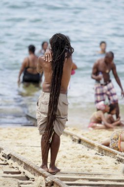 Salvador, Bahia / Brezilya - 6 Ocak 2015: Salvador 'daki Boa Viagem plajında rastafarian saçlı siyah bir adam görüldü.