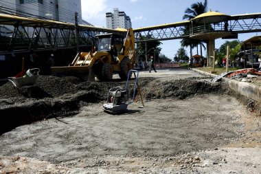 Salvador, Bahia / Brezilya - 16 Temmuz 2013: Traktör, Salvador 'daki Avenida Luiz Viana' da asfalt tamiratında çalışıyor. * * * Yerel altyazı * *