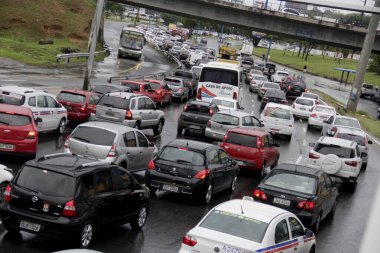 Salvador, Bahia / Brezilya - 16 Aralık 2014: Salvador 'da Avenida ACM' de trafik sıkışıklığında araçlar görüldü.