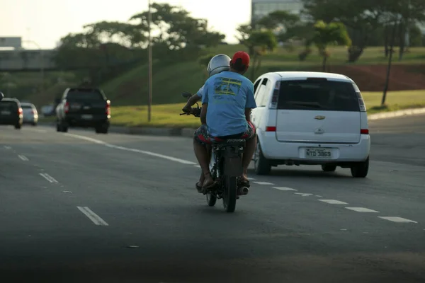 2016年10月21日 萨尔瓦多市阿韦尼达 路易斯 维亚纳 Avenida Luiz Viana 附近的年轻人被发现骑着一辆没有牌照的摩托车 其中一人没有戴头盔 — 图库照片