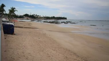 Salvador, Bahia / Brezilya - 21 Mart 2020: Salvador 'daki Itapua plajı manzarası. Bölge kalabalıktan kaçınmak ve Corna Virüsü 'nün bulaşmasını önlemek için çevriliydi..