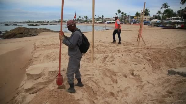 Salvador Bahia Brazilsko Března 2020 Dělníci Pracují Výstavbě Plotu Pláži — Stock video