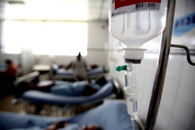 Salvador, Bahia / Brezilya - 19 Ekim 2017: Hasta Santo Antonio Hastanesi 'nin cehennem yatağında damar içi serum alırken görüldü.. 