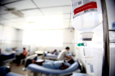 Salvador, Bahia / Brezilya - 19 Ekim 2017: Hasta Santo Antonio Hastanesi 'nin cehennem yatağında damar içi serum alırken görüldü.. 