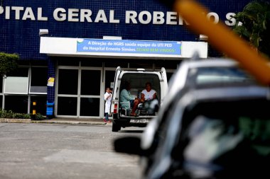 Salvador, baha / brasil - 9 Haziran 2015: Salvador kentindeki Roberto Santos Genel Hastanesi 'nin önündeki ambulansta hasta görüldü..
