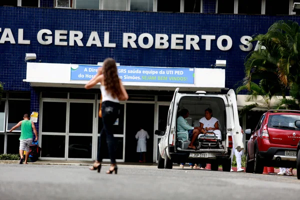 サルバドール ブラジル 2015年6月9日 患者はサルバドール市のロベルト サントス総合病院の前で救急車で見られます — ストック写真