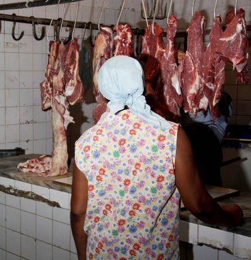 Salvador, Bahia / Brezilya - 11 Mayıs 2013: Salvador 'daki Feira de Sao Joaquim kasabında satılık Bolvina etine katılan bir kişi görülüyor.. 