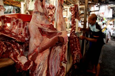 Salvador, Bahia / Brezilya - 11 Mayıs 2013: Salvador 'daki Feira de Sao Joaquim kasabında satılık Bolvina etine katılan bir kişi görülüyor.. 