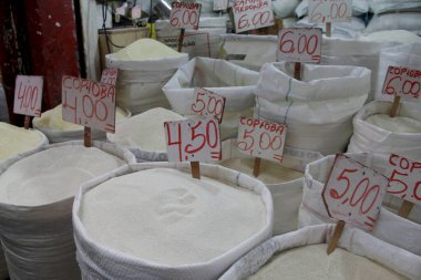 Salvador, Bahia / Brezilya - 18 Nisan 2013: Salvador 'daki Feira de Sao Joaquim' de satılık manioc unu.
