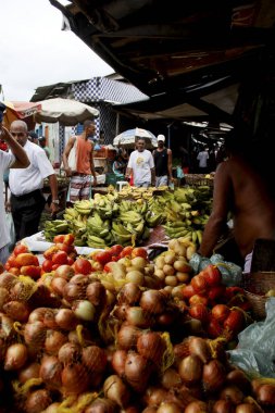 Salvador, Bahia / Brezilya - 18 Nisan 2013: Salvador şehrindeki Feira de Sao Joaquim 'de satılık tavuklar. 
