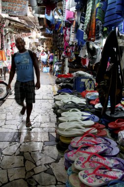 Salvador, Bahia / Brezilya - 18 Nisan 2013: Salvador şehrindeki Feira de Sao Joaquim 'de satılık tavuklar. 