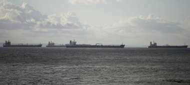 Salvador, Bahia / Brezilya - agsto 22, 2014: Gemiler Salvador kentindeki Todos os Santos Körfezi 'nde demirlediği görüldü