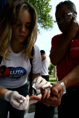 Itabuna, Bahia / Brezilya - 30 Kasım 2011: Itabuna kentindeki bir sağlık fuarı sırasında bir hastadan kan alırken görüldü.. 