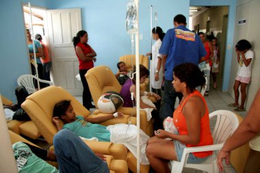 Eunapolis, Bahia / Brezilya - 22 Nisan 2009: Eunapolis 'teki Dang' dan etkilenen insanlar için bir tedavi merkezinde insanlar görülüyor..