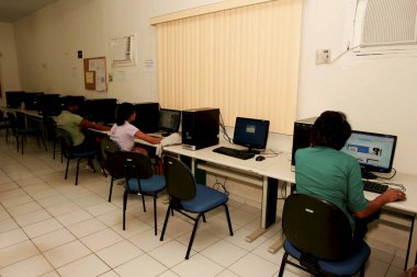 Eunapolis, Bahia / Brezilya - 29 Nisan 2010: Eunapolis şehrindeki Uneb Kampüsü XVIII 'teki bir bilgisayar laboratuvarını kullanan insanlar görülüyor..