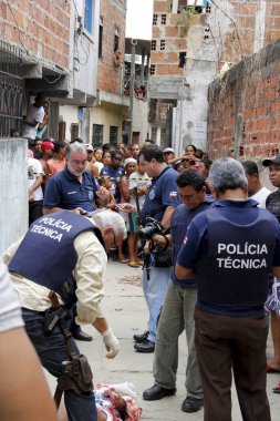 Salvador, Bahia / Brezilya - 23 Ocak 2013: Salvador 'daki Polemica mahallesinde genç bir adamın 20 kurşunla öldürüldüğü suç mahalli.