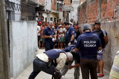 Salvador, Bahia / Brezilya - 23 Ocak 2013: Salvador 'daki Polemica mahallesinde genç bir adamın 20 kurşunla öldürüldüğü suç mahalli.
