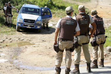 Lauro de Freitas, Bahia / Brezilya - 9 Temmuz 2013: Polis, Lauro de Freitas kentindeki Caixa D 'Agua mahallesinde bir adamın ölümünü araştırıyor..