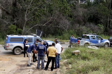 Lauro de Freitas, Bahia / Brezilya - 9 Temmuz 2013: Polis, Lauro de Freitas kentindeki Caixa D 'Agua mahallesinde bir adamın ölümünü araştırıyor..