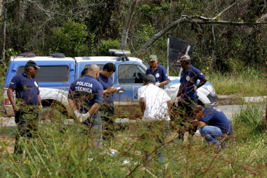 Lauro de Freitas, Bahia / Brezilya - 9 Temmuz 2013: Polis, Lauro de Freitas kentindeki Caixa D 'Agua mahallesinde bir adamın ölümünü araştırıyor..