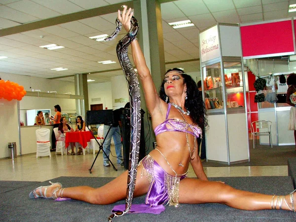 Salvador Bahia Brazilština Února 2006 Žena Tančí Břicho Pomocí Hada — Stock fotografie